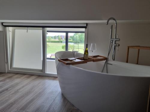 卡斯特里科姆DW Castricum的窗户客房内的白色浴缸