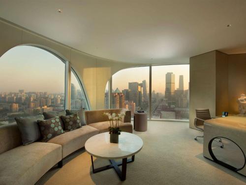 北京北京康莱德酒店 - 希尔顿集团的客厅配有沙发和桌子