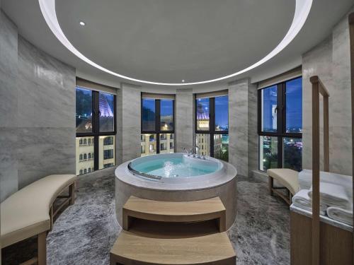 英德英德奥园希尔顿逸林度假酒店的一间带大窗户和大浴缸的浴室