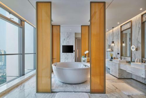 重庆重庆两江新区高科希尔顿酒店的一间带大浴缸和两个盥洗盆的浴室