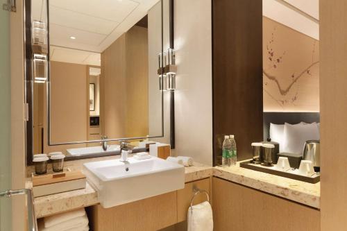 丹东丹东希尔顿花园酒店的一间带水槽和镜子的浴室