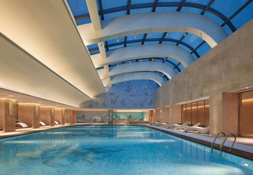 海口海口希尔顿酒店的一座带天花板的酒店游泳池