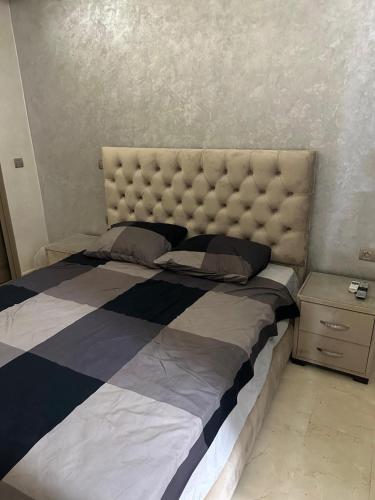 萨伊迪耶Marina saidia luxury Duplex pool & garden view的一间卧室配有一张大床和大床头板