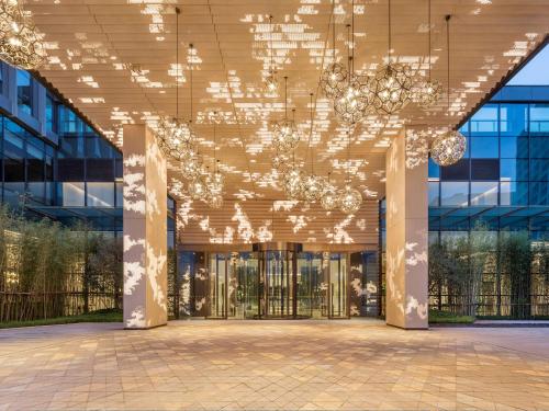 昆明昆明空港希尔顿逸林酒店的吊灯吊在天花板上的一座大建筑