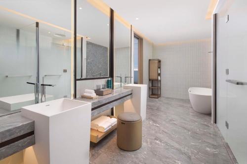 昆明昆明空港希尔顿逸林酒店的一间带水槽、浴缸和卫生间的浴室