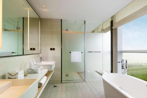 珠海珠海横琴希尔顿花园酒店的带浴缸、水槽和淋浴的浴室