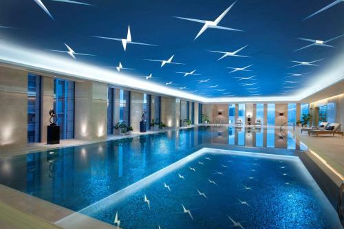 南京南京希尔顿酒店的蓝色天花板的酒店游泳池