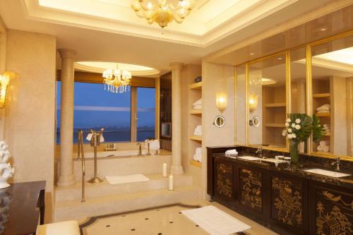 南京南京世茂滨江希尔顿酒店的浴室配有2个盥洗盆和带淋浴的浴缸。