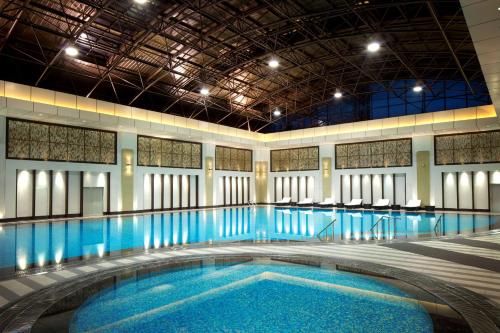 沈阳沈阳希尔顿逸林酒店的大楼内一个蓝色的大型游泳池