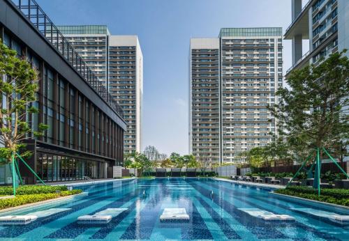 深圳深圳国际会展中心希尔顿酒店的一座位于高楼城市的游泳池