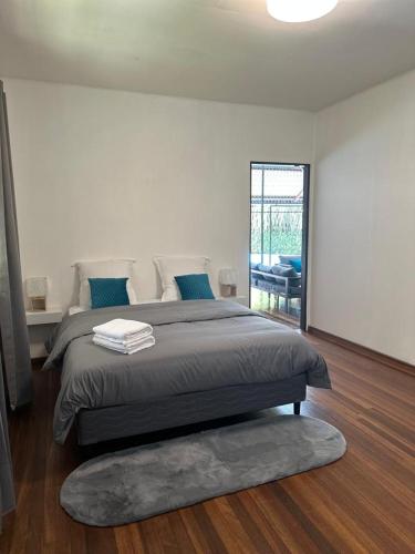 马罗尼河畔圣洛朗Villa REYDISIA的一间卧室配有一张带蓝色枕头的大床
