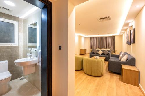 多哈萨雷姆施勒比套房酒店的浴室和客厅的2个景观
