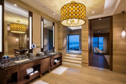 武汉武汉光谷希尔顿酒店的一间带水槽和大镜子的浴室