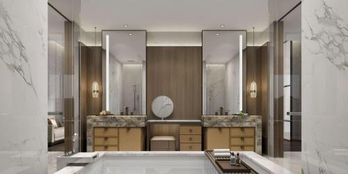 西安西安沣东希尔顿逸林酒店的一间带两个盥洗盆和大镜子的浴室