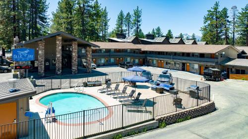 南太浩湖Blue Jay Lodge的一座带游泳池和度假村的酒店