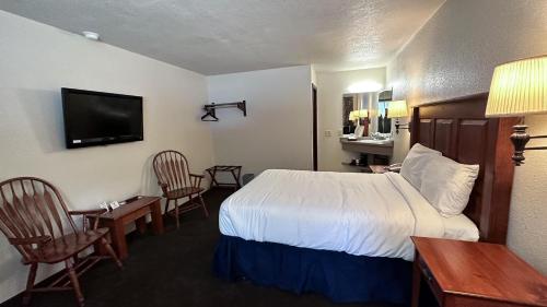 ShelbyvilleThe Shelby Inn的酒店客房带一张床、一张桌子和椅子