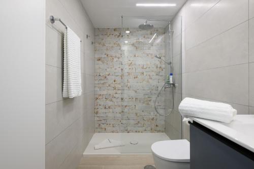 圣阿古斯丁RENOVADO APARTAMENTO 1º LINEA DE MAR的带淋浴和卫生间的白色浴室
