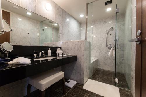 米子市米子市全日空皇冠假日酒店的一间带水槽和淋浴的浴室