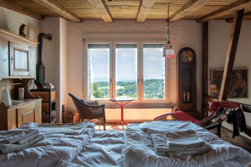 Günsberg  Retreat Lodge Schürmatt -Leben wie SchweizerInnen的一间卧室设有一张大床和一个窗户。