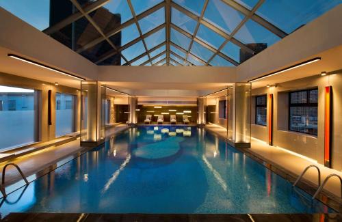 北京北京希尔顿酒店的一座带玻璃天花板的大型游泳池