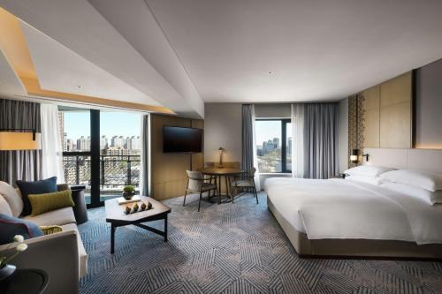 北京北京希尔顿酒店的酒店客房设有床和客厅。