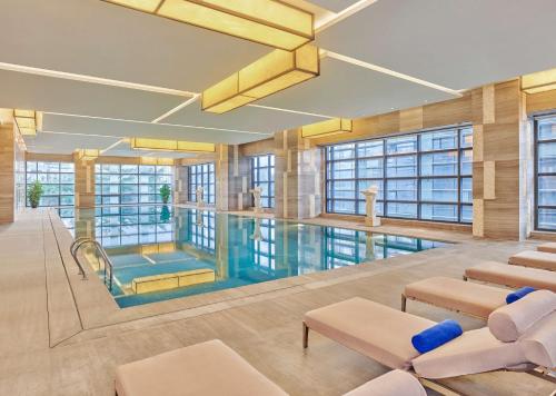 广州广州万富希尔顿酒店-广交会免费穿梭巴士，距越秀区仅3公里的游泳池,位于带游泳池的建筑内