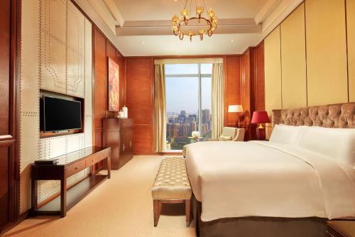 杭州杭州和达希尔顿逸林酒店的酒店客房,配有床和电视