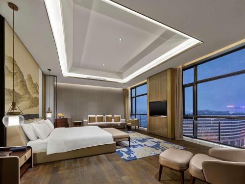 衢州衢州希尔顿逸林酒店的酒店客房设有一张床和一个大窗户