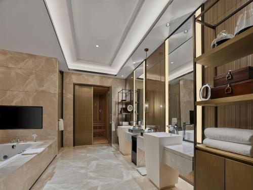 衢州衢州希尔顿逸林酒店的浴室设有3个水槽和2个水槽
