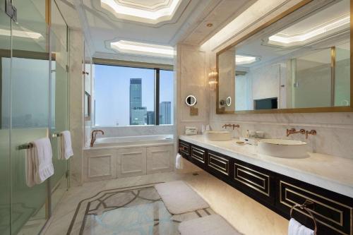 沈阳沈阳世茂希尔顿酒店的一间带两个盥洗盆和大镜子的浴室