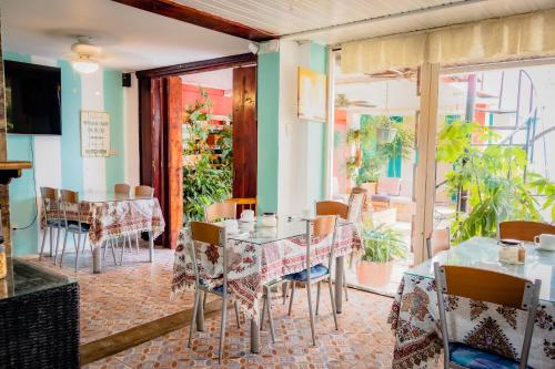 曼塔安塔尔酒店的一间带桌椅的用餐室和窗户。