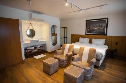 卡坦杜瓦ibis Catanduva的酒店客房,配有一张床和两把椅子