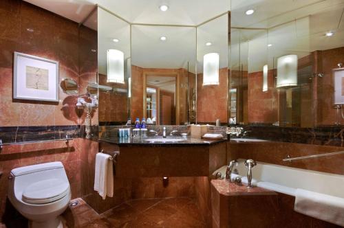 重庆重庆希尔顿酒店的带浴缸、卫生间和盥洗盆的浴室