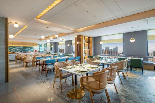深圳深圳南山大道希尔顿花园酒店的餐厅内带桌椅的用餐室
