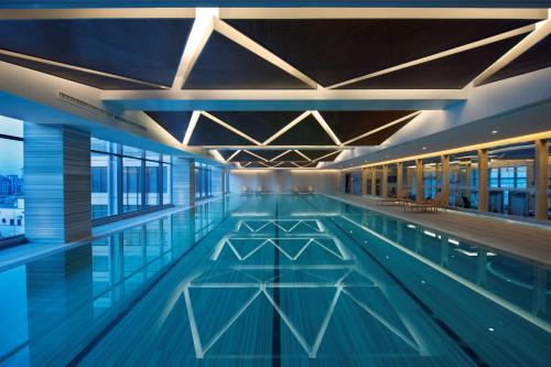 无锡无锡希尔顿逸林酒店的大楼内的大型游泳池