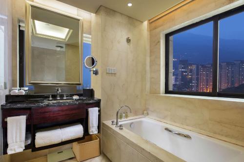 莆田莆田三迪希尔顿逸林酒店的带浴缸、水槽和窗户的浴室