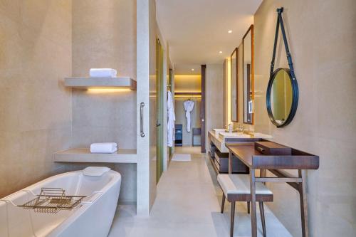 九江中海庐山西海希尔顿格芮精选酒店的带浴缸、水槽和浴缸的浴室