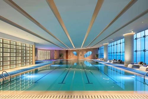 烟台烟台世茂希尔顿酒店的大楼内的大型游泳池