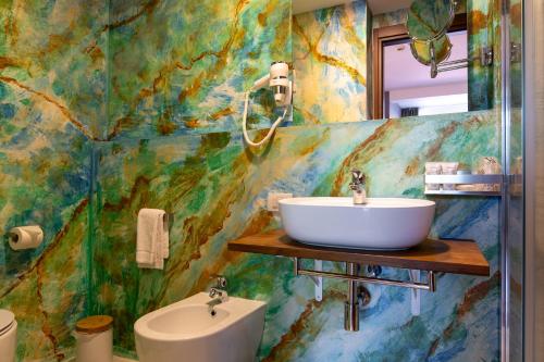 因普鲁内塔Villa Cesi Resort & Spa的一间带水槽和卫生间的浴室