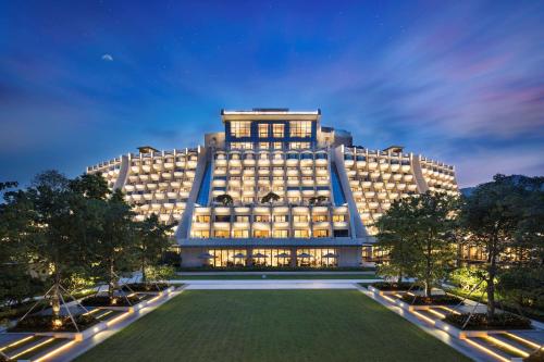 深圳深圳蛇口希尔顿南海酒店的前面有草坪的大建筑