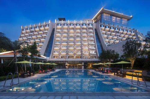 深圳深圳蛇口希尔顿南海酒店的大楼前设有游泳池的酒店