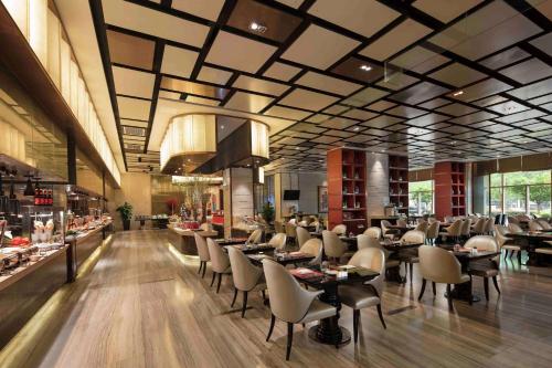 郑州郑州希尔顿酒店的餐厅内带桌椅的用餐室