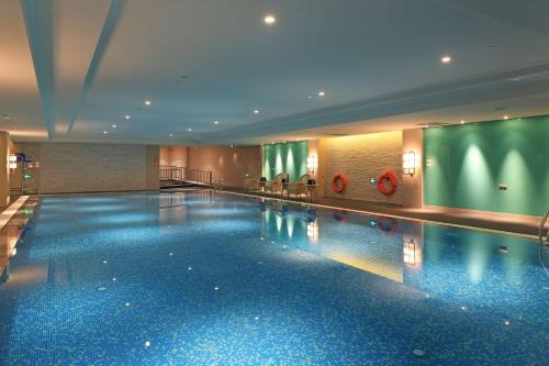宁波宁波春晓世茂希尔顿逸林酒店的在酒店房间的一个大型游泳池