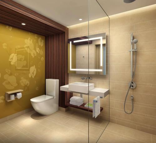 贵阳贵阳汉唐希尔顿花园酒店的浴室配有卫生间、盥洗盆和淋浴。