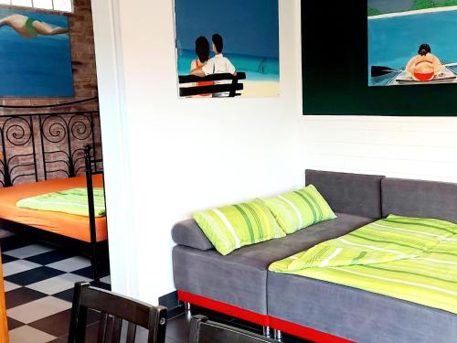 新瓦尔普诺holiday home, Nowe Warpno的客厅配有沙发和1张床