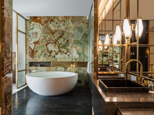 沈阳沈阳康莱德酒店的一间带大浴缸和水槽的浴室