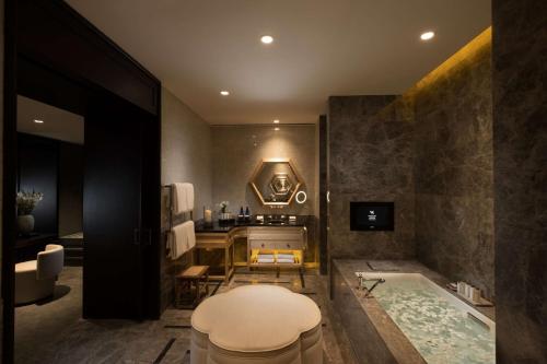 北京北京华尔道夫酒店的带浴缸和盥洗盆的浴室