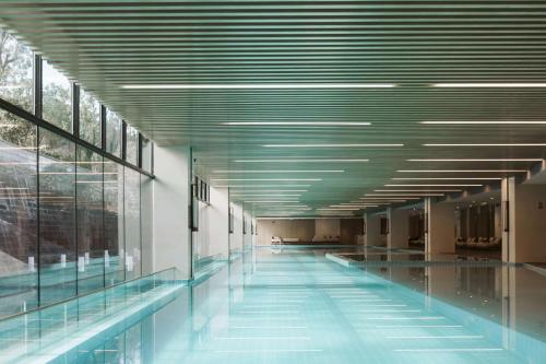 丽江丽江晶玺希尔顿酒店 的建筑里空空的走廊,有玻璃地板