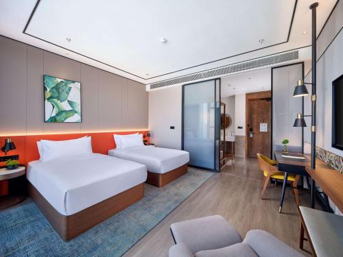 杭州杭州西溪紫金港希尔顿花园酒店的酒店客房带两张床和一个客厅
