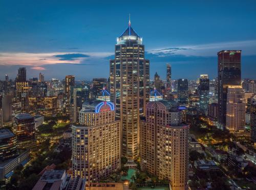 曼谷曼谷港丽公寓酒店的享有大城市的夜景